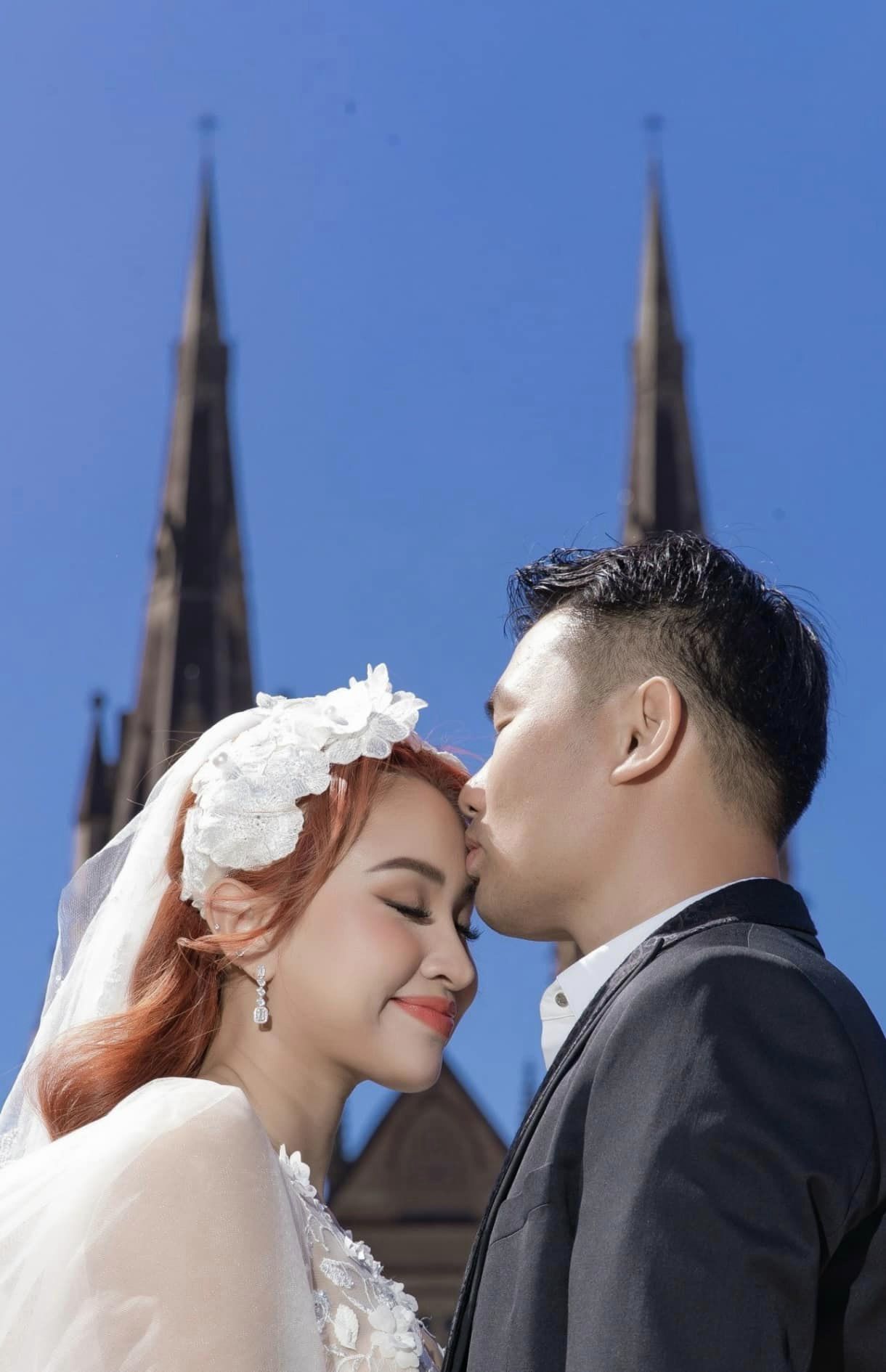 Ảnh cưới của vợ chồng Vân Hugo chụp ở Úc. Ảnh: Facebook nhân vật