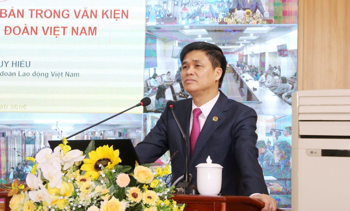 Đồng chí Ngọ Duy Hiểu - Phó Chủ tịch Tổng LĐLĐ Việt Nam phát biểu tại hội nghị. Ảnh: Quách Du
