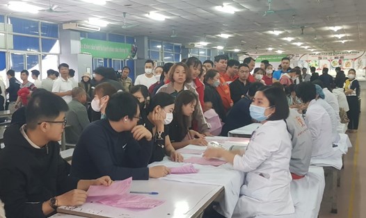 Ngay từ sáng sớm, hàng trăm CNLĐ đã tới đăng ký tham gia hiến máu. Ảnh: Nguyễn Trường
