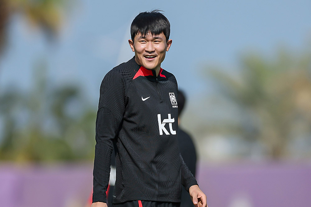 2. Kim Min-jae (60 triệu euro): Sau chức vô địch Serie A 2022-2023 cùng Napoli, Kim Min-jae đã trở thành ngôi sao mới của bóng đá châu Á. Với mức phí chuyển nhượng 58 triệu euro, Kim Min-jae đã trở thành cầu thủ châu Á đắt giá nhất lịch sử. 