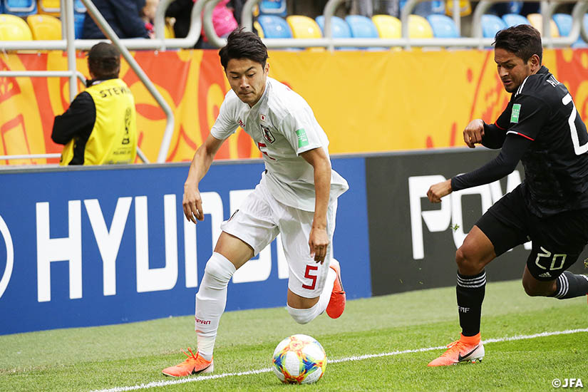 10. Yukinari Sugawara (Nhật Bản - 15 triệu euro): Yukinari Sugawara đang khoác áo AZ Alkmaar ở giải vô địch quốc gia Hà Lan. Hậu vệ phải sinh năm 2003 được kì vọng sẽ gia tăng đáng kể sức mạnh hàng thủ của tuyển Nhật Bản ở Asian Cup 2023.