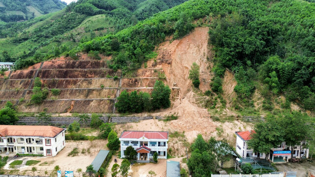 Mặc dù tiêu tốn hàng chục tỉ đồng từ ngân sách để khắc phục sạt lở núi, nhưng vào mùa mưa tình trạng sạt lở núi vẫn tiếp tục xảy ra ở Trung tâm hành chính huyện Sơn Tây. Ảnh: Ngọc Viên