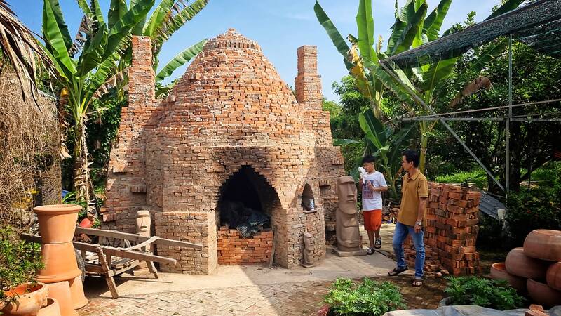 Lò nung gạch, gốm mini làm tiểu cảnh tại nhà dừa ở Vĩnh Long tạo thêm điểm nhấn cho du khách. Ảnh: Hoàng Lộc