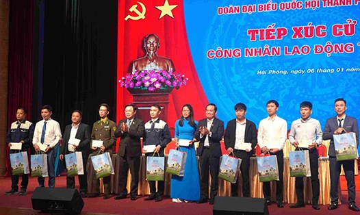 Chủ tịch QH Vương Đình Huệ và Phó Thủ tướng Trần Lưu Quang tặng quà công nhân có thành tích xuất sắc. Ảnh: Mai Dung