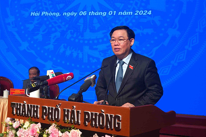 Chủ tịch QH Vương Đình Huệ phát biểu trước cử tri là công nhân lao động. Ảnh: Mai Dung