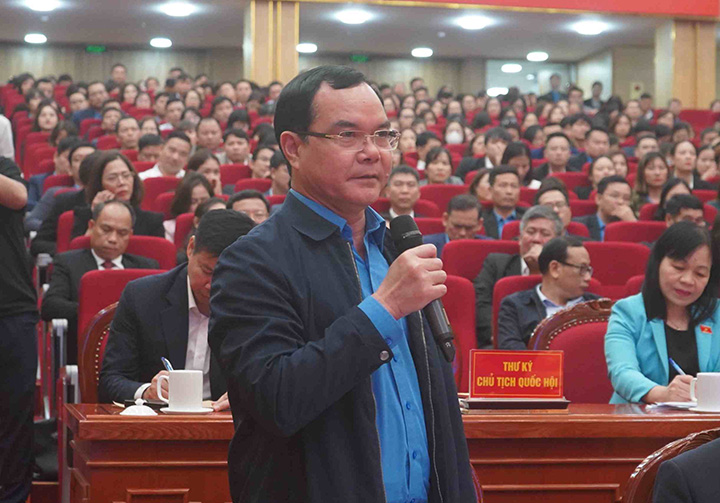 Chủ tịch Tổng LĐLĐ Nguyễn Đình Khang phát biểu tại buổi tiếp xúc cử tri. Ảnh: Mai Dung