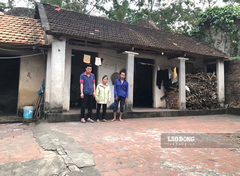 Căn nhà lụp xụp của gia đình em Nguyễn Văn Quang. Ảnh: Thu Thuỷ