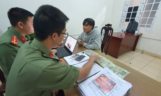 Trần Quốc Vũ (23 tuổi, xã Nâm N’Jang, huyện Đắk Song, tỉnh Đắk Nông) bị bắt sau khi lừa đảo hơn 400 người. Ảnh: Sỹ Đức