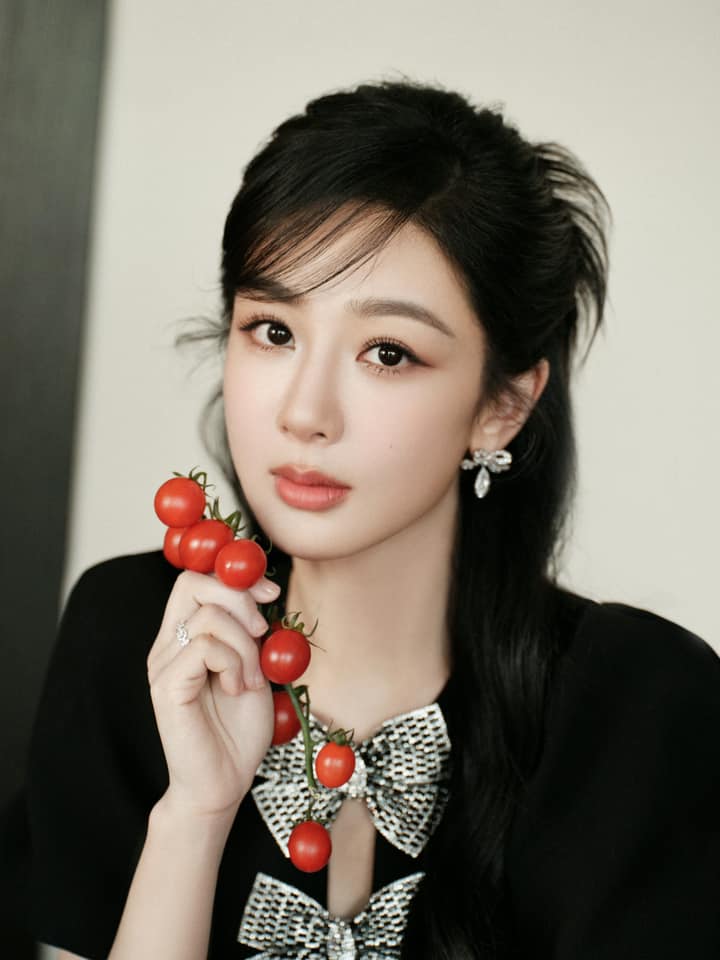 Nữ diễn viên chia sẻ chỉ ăn đồ luộc và nhịn ăn để giảm cân. Ảnh: Weibo