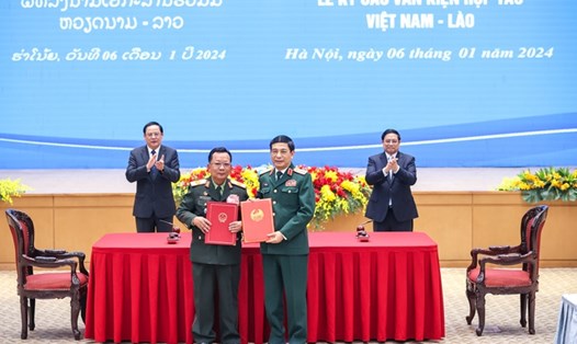 Thủ tướng Chính phủ Phạm Minh Chính và Thủ tướng Lào Sonexay Siphandone đã chứng kiến trao Nghị định thư hợp tác biên phòng giữa hai Bộ Quốc phòng. Ảnh: VGP 