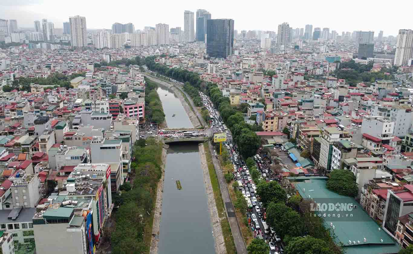Hiện Sở GTVT Hà Nội đã đề xuất UBND thành phố ưu tiên cho nghiên cứu triển khai ngay công tác chuẩn bị đầu tư dự án cải tạo, mở rộng Vành đai 2 trên cao và dưới thấp (đoạn Ngã Tư Sở - Cầu Giấy) trong khoảng thời gian từ nay đến năm 2025). 
