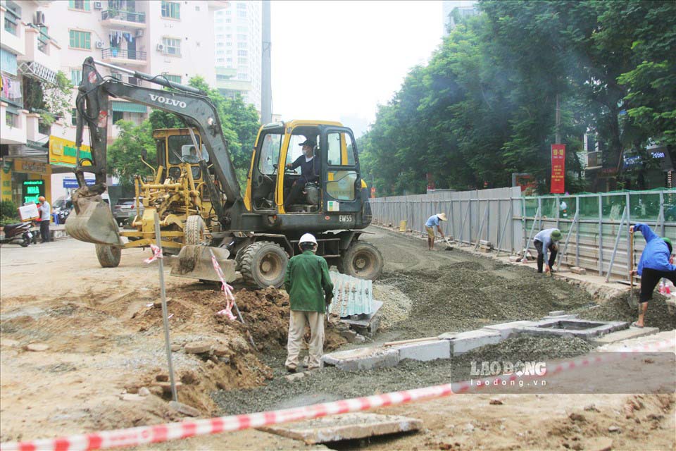 Dự án xén vỉa hè, mở rộng mặt đường Trần Đăng Ninh (Cầu Giấy) được triển khai từ 20.9.2021. 