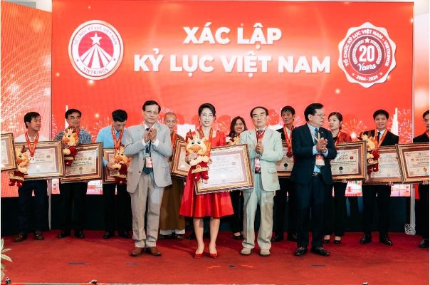 Đại diện Sconnect Việt Nam nhận hai Kỷ lục Việt Nam trong lĩnh vực hoạt hình ngày 6.1.2024. Ảnh: Quyên Quyên