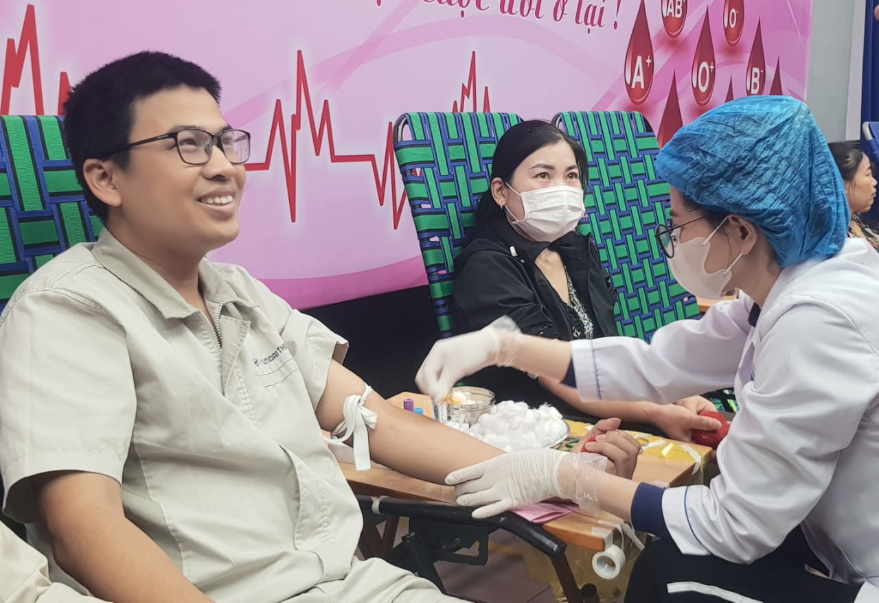Chàng công nhân Phạm Hữu Hoàn với 16 lần tham gia hiến máu cứu người. Ảnh: Nguyễn Trường