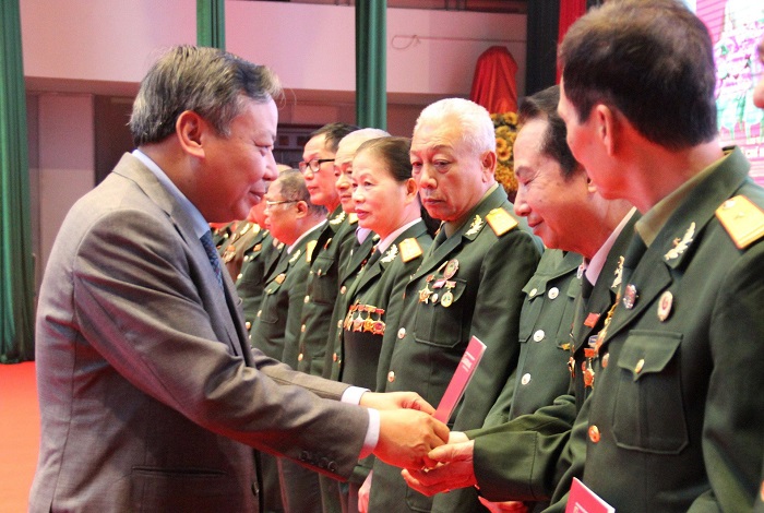 Phó Bí thư Thành ủy Hà Nội Nguyễn Văn Phong trao quà tặng các cựu quân nhân tình nguyện. Ảnh: Vương Vân