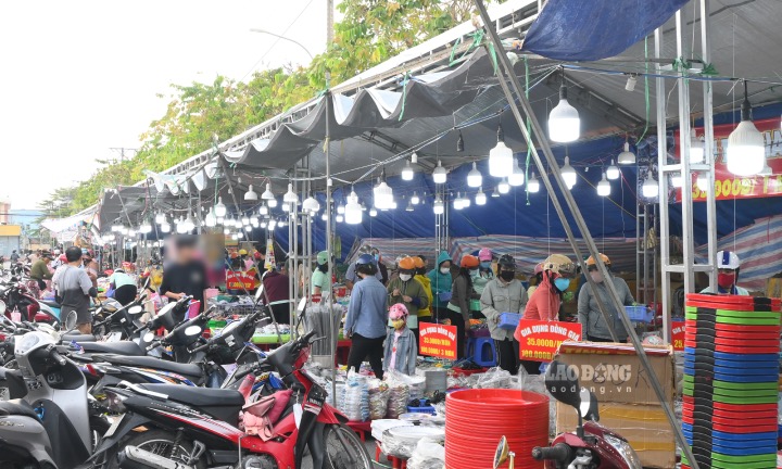 Phiên chợ Công nhân Tiền Giang được tổ chức tại cụm Công nghiệp Trung An thu hút đông đảo công nhân lao động mua sắm. Ảnh: Thành Nhân