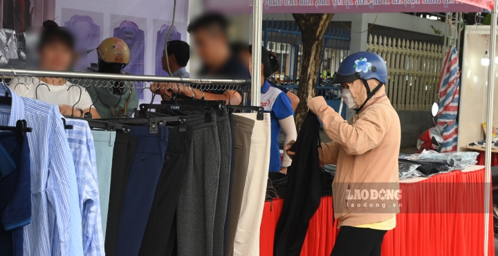 Công nhân lựa chọn mua sắm quần áo tại phiên chợ Công nhân Tiền Giang. Ảnh: Thành Nhân