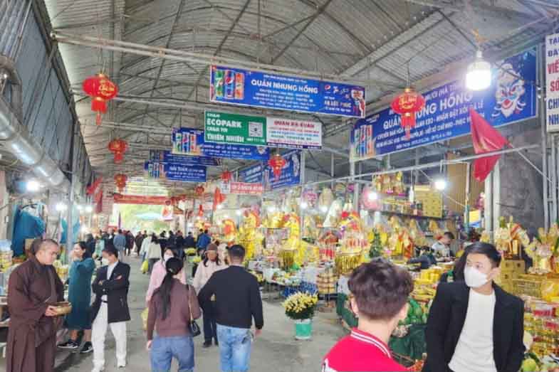 Hàng năm Đền Chợ Củi thu hút khá đông du khách gần xa đến hành hương. Ảnh: Trần Tuấn.