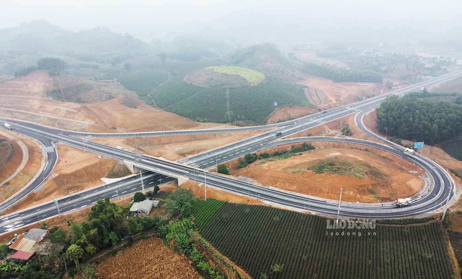 Khu vực nút giao với Quốc lộ 2D (xã Nhữ Khê, Yên Sơn, Tuyên Quang) trước kia là những đồi chè bạt ngàn xanh tốt, phần lớn diện tích đã được thu hồi để làm tuyến đường. 