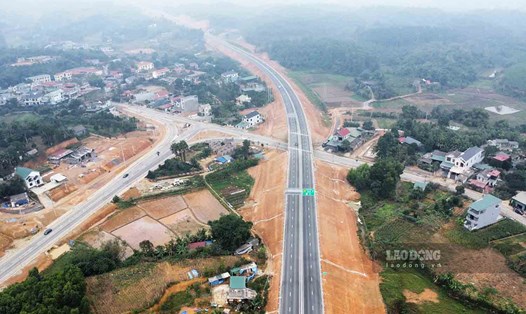 Những khu dân cư mới đã bắt đầu hình thành bên tuyến cao tốc Tuyên Quang - Phú Thọ. Ảnh: Việt Bắc.