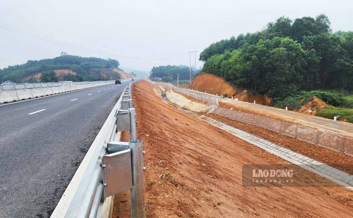 Những tuyến đường gom dân sinh được xây dựng hoàn trả cho người dân dọc hai bên cao tốc.