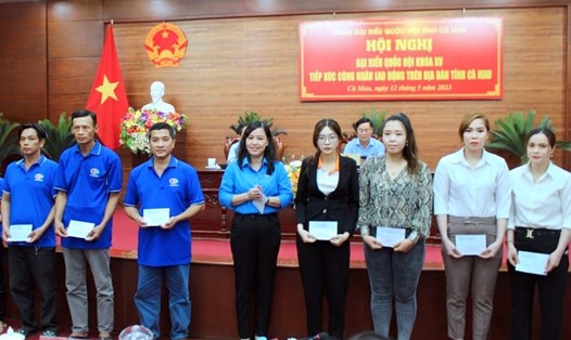 Chủ tịch LĐLĐ tỉnh Cà Mau Huỳnh Út Mười trao quà cho công nhân lao động trực tiếp. Ảnh: LĐLĐ Cà Mau