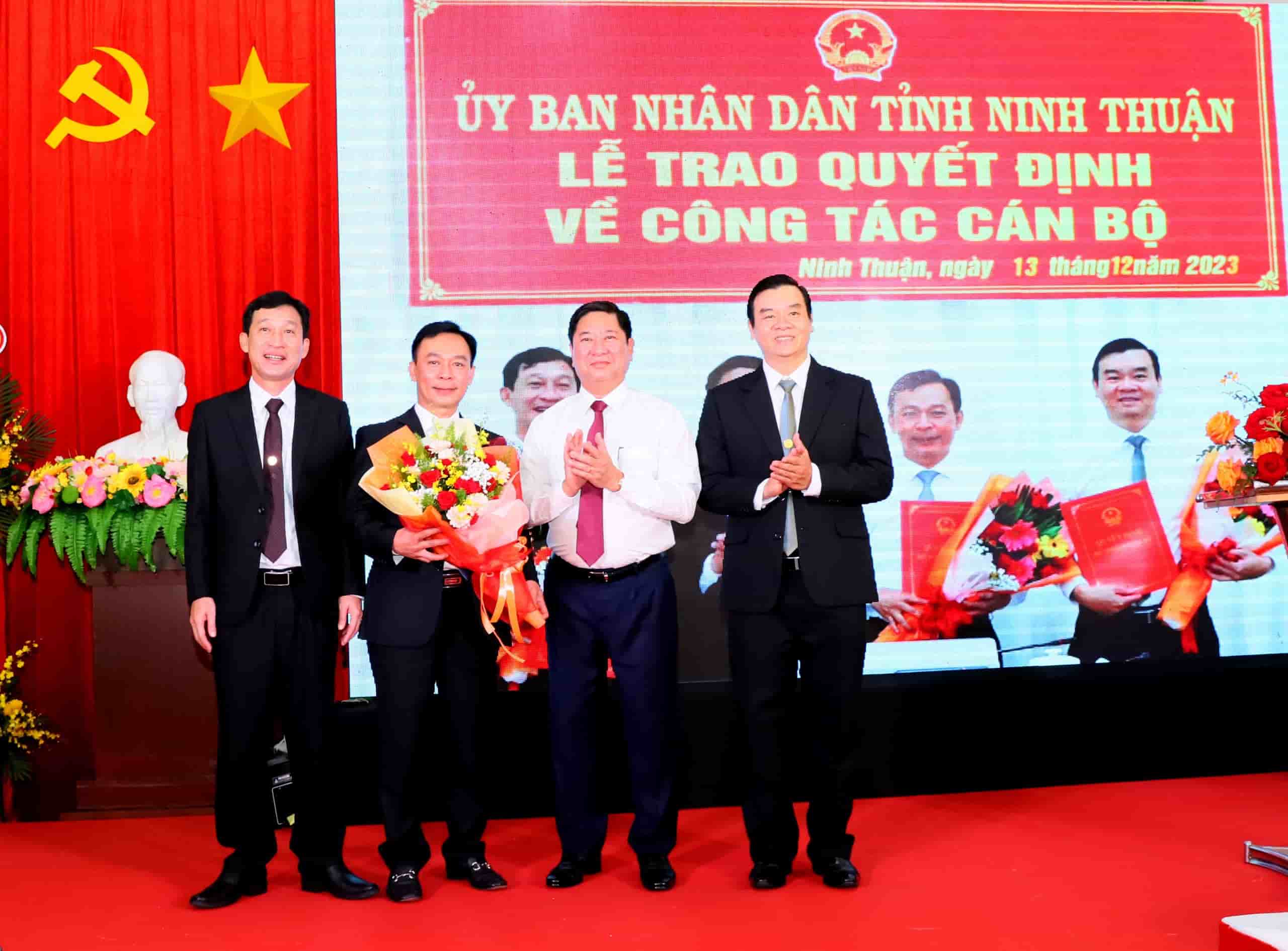 Ông Trần Quốc Nam – Chủ tịch UBND tỉnh Ninh Thuận (áo trắng) trao hoa chúc mừng Ban Giám đốc Trung tâm Xúc tiến Đầu tư, Thương mại và Du lịch tỉnh Ninh Thuận. Ảnh: Nguyên Nguyên