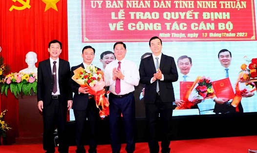 Ông Trần Quốc Nam – Chủ tịch UBND tỉnh Ninh Thuận (áo trắng) trao hoa chúc mừng Ban Giám đốc Trung tâm Xúc tiến Đầu tư, Thương mại và Du lịch tỉnh Ninh Thuận. Ảnh: Nguyên Nguyên