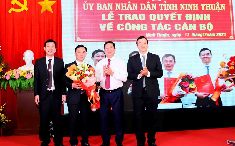 Ông Trần Quốc Nam – Chủ tịch UBND tỉnh Ninh Thuận (áo trắng) trao hoa chúc mừng Ban Giám đốc Trung tâm Xúc tiến Đầu tư, Thương mại và Du lịch tỉnh Ninh Thuận. Ảnh: Nguyên Nguyên