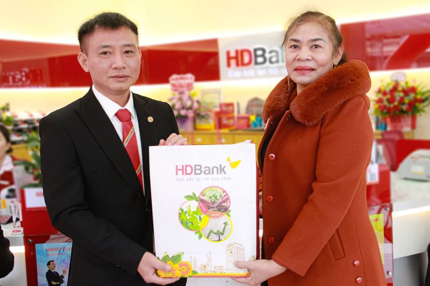 HDBank dành tặng nhiều phần quà hấp dẫn cho những khách hàng đầu tiên đến giao dịch. Ảnh: HDBank 