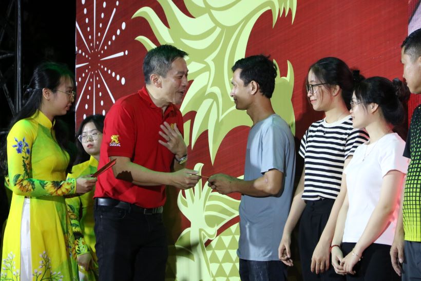 Ông Lester Tan - Tổng Giám đốc Sabeco trao quà cho công nhân lao động Bình Dương. Ảnh: Đình Trọng