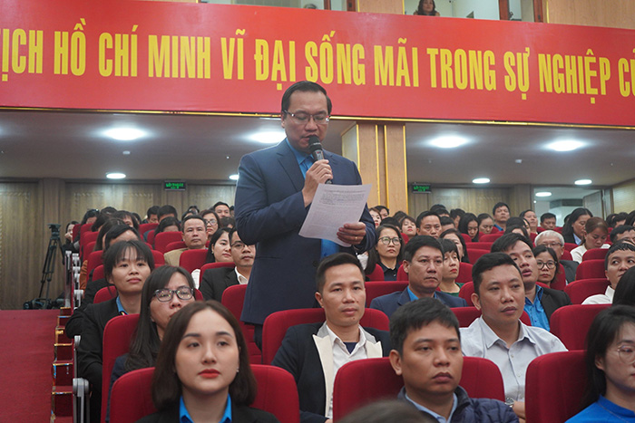 Cử tri Nguyễn Hồng Quang - Công đoàn Khu kinh tế Hải Phòng kiến nghị với Chủ tịch QH. Ảnh: Mai Dung