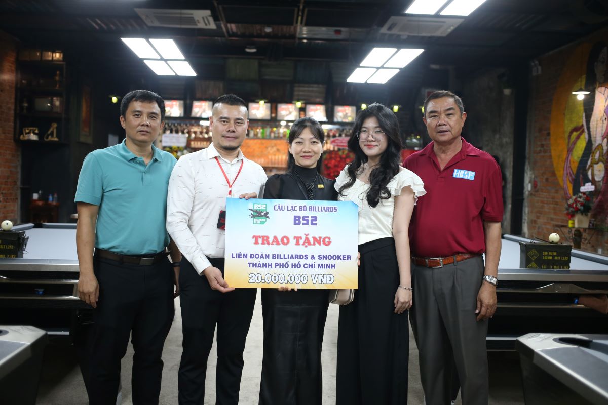 Chủ nhiệm câu lạc bộ B52 Nguyễn Nhật Thanh (áo trắng) trao tặng kinh phí hoạt động cho bà Nguyễn Thị Thúy - Trưởng ban tài chính HBSF. Ảnh: Phong Lê