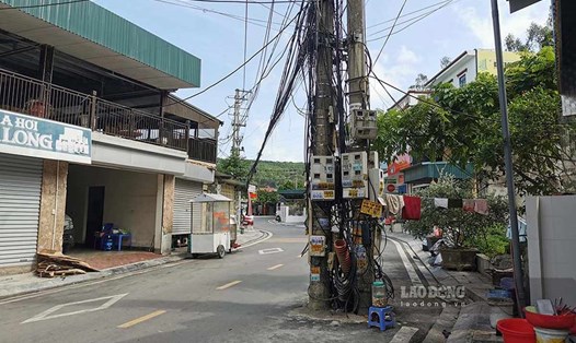 Cột điện giữa đường tại phường Hà Trung, TP Hạ Long. Ảnh: Đoàn Hưng