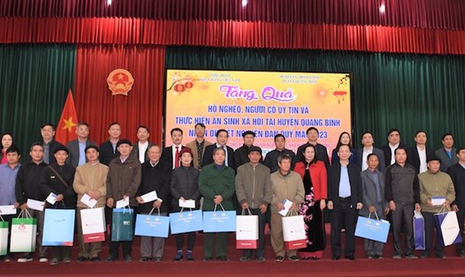 Công đoàn Agribank cùng Công đoàn Ngân hàng Việt Nam thực hiện công tác an sinh xã hội nhân dịp Tết Nguyên đán Quý Mão 2023 tại Hà Giang. Ảnh: CĐNHVN
