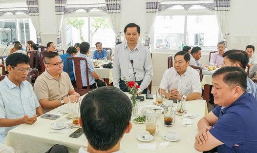 Chủ tịch UBND tỉnh Trần Văn Lâu (người đứng) phát biểu tại buổi gặp gỡ ăn sáng với doanh nghiệp. Ảnh: Phương Anh