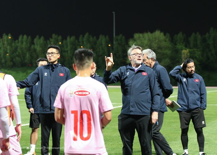 Huấn luyện viên Troussier động viên, thúc đẩy tinh thần các cầu thủ khi Asian Cup 2023 đang đến gần. Ảnh: VFF
