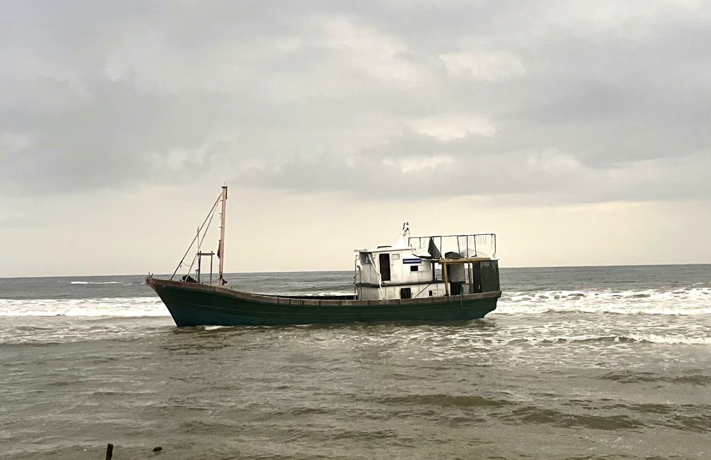 Chiếc tàu không người lái dạt vào bờ biển tỉnh Quảng Trị. Ảnh: H.N.