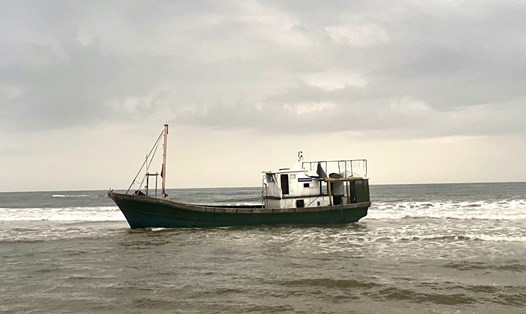 Chiếc tàu không người lái dạt vào bờ biển tỉnh Quảng Trị. Ảnh: H.N.