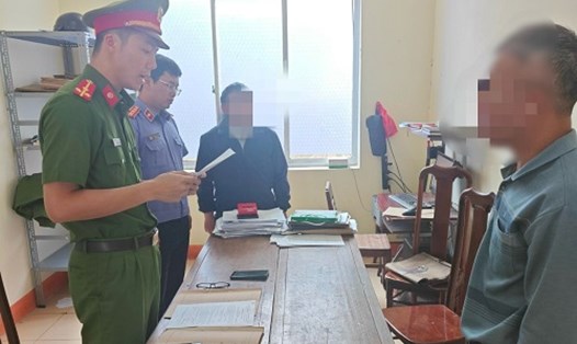 Công an tỉnh Đắk Nông đọc lệnh khởi tố đối tượng vi phạm quy định về đấu thầu. Ảnh: Hồng Long 
