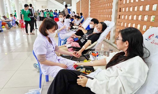 Gần 1.000 thanh niên Đà Nẵng tham gia ngày hội hiến máu "Chủ nhật Đỏ" 2024. Ảnh: Thùy Trang
