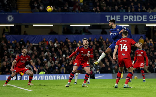 Khoảnh khắc Armando Broja tung ra cú đánh đầu hiểm hóc ghi bàn mở tỉ số cho Chelsea trước Preston North End. Ảnh: Chelsea FC