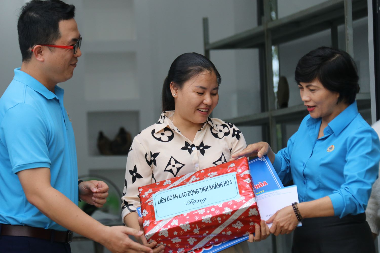 Chị Trần Thị Thu Ngọc (giáo viên Trường Mầm non xã Diên Đồng, huyện Diên Khánh) là đoàn viên đầu tiên được chương trình hỗ trợ 60 triệu đồng theo quy định mới để xây nhà. Ảnh: Phương Linh