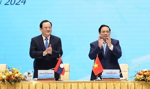 Thủ tướng Phạm Minh Chính và Thủ tướng Lào Sonexay Siphandone đồng chủ trì Hội nghị Hợp tác đầu tư Việt Nam - Lào. Ảnh: VGP