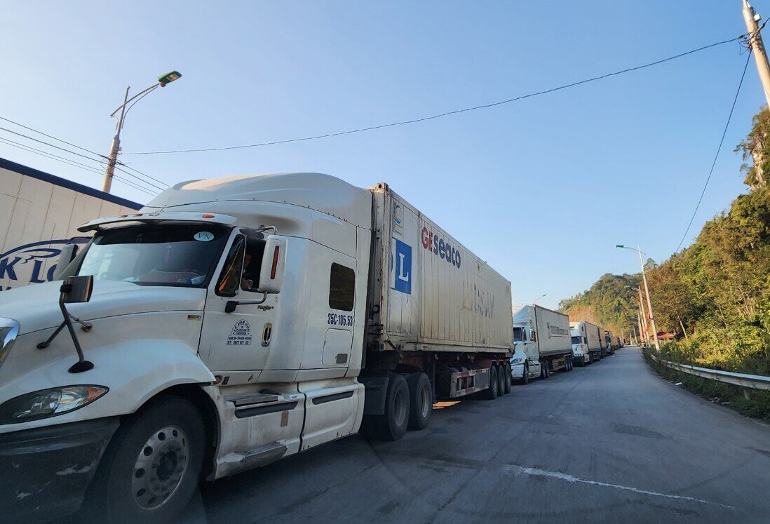 Các phương tiện vận chuyển hàng qua biên giới khu vực cửa khẩu Tân Thanh. 