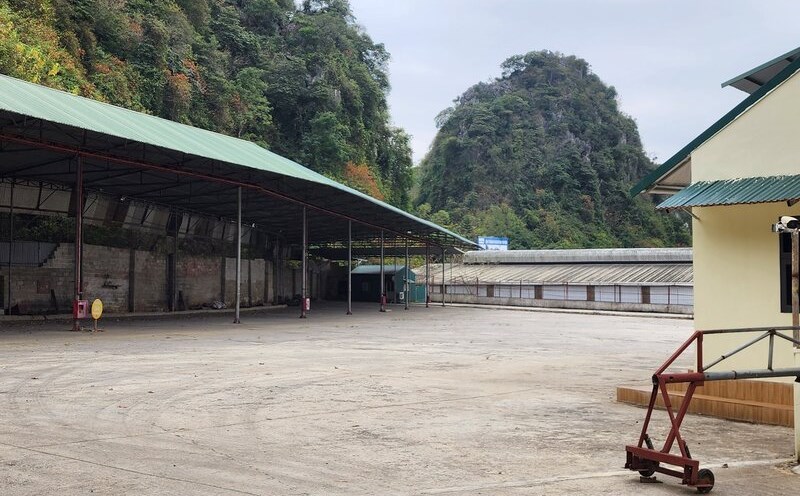 Khung cảnh trống vắng, gây bất ngờ với nhiều người tại một kho hàng cạnh khu vực cửa khẩu Cốc Nam. Ảnh: Nhóm PV.