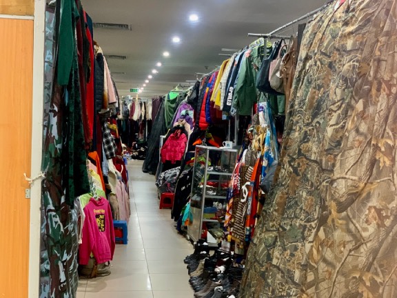 Những cửa hàng bán quần áo tại trung tâm thương mại Hàng Da gần như không có khách hàng. Ảnh: Nhật Minh