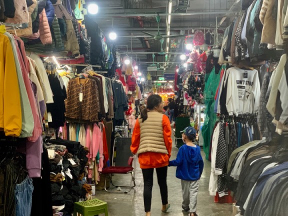 Những cửa hàng quần áo tại chợ Mơ không thu hút được nhiều khách hàng. Ảnh: Nhật Minh