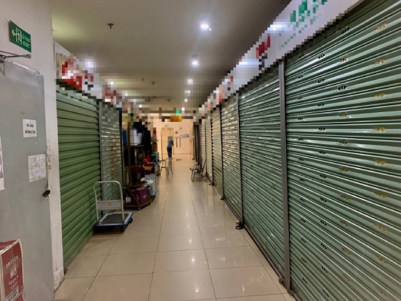 Hàng loạt ki ốt tại trung tâm thương mại Hàng Da bị bỏ trống. Ảnh: Nhật Minh