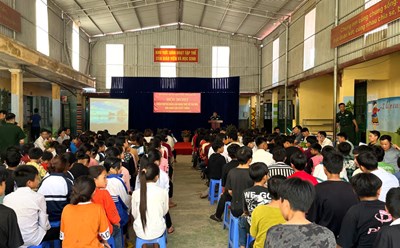 Tuyên truyền phòng chống tảo hôn, hôn nhân cận huyết thống cho học sinh vùng cao. Ảnh: Trung Dũng